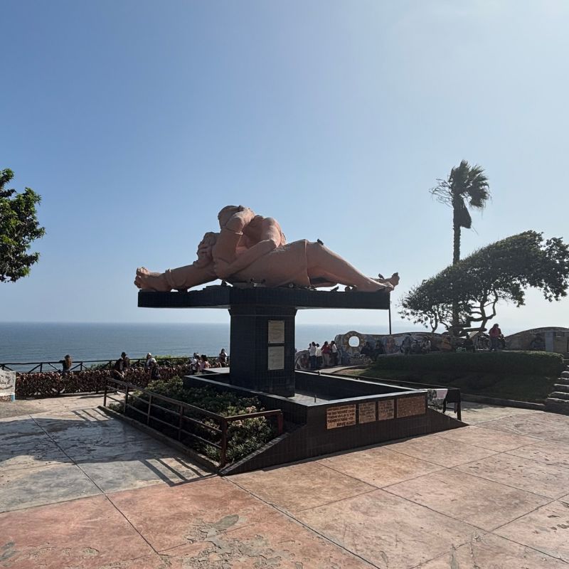 El Beso sculpture at Parque del Amor overlooking the Pacific Ocean in Miraflores