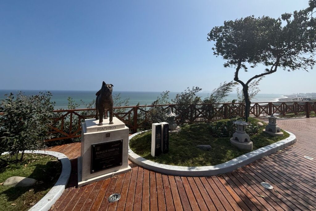 Hachiko statue in Parque Shuray along the Miraflores Malecón overlooking the Pacific Ocean